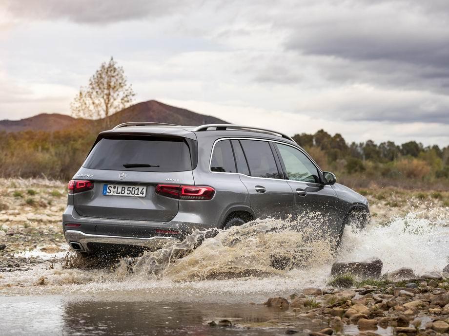 Кроссовер Mercedes-Benz GLB 2024 года